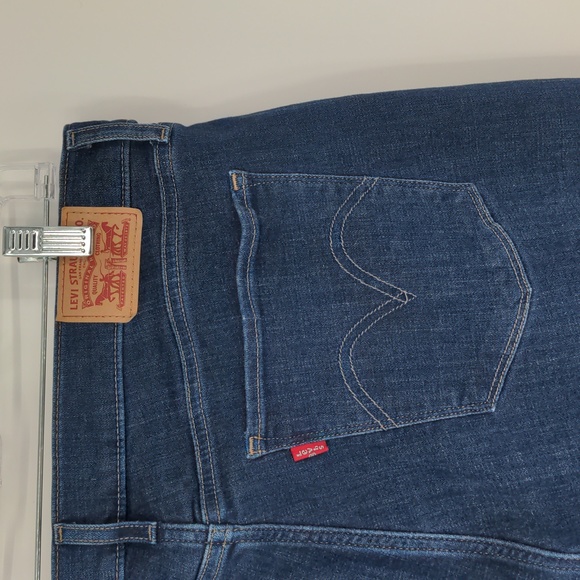 Levi's Women's Classic Straight Jean Size 32‎ Medium Wash Denim Casual Solid - Picture 14 of 16